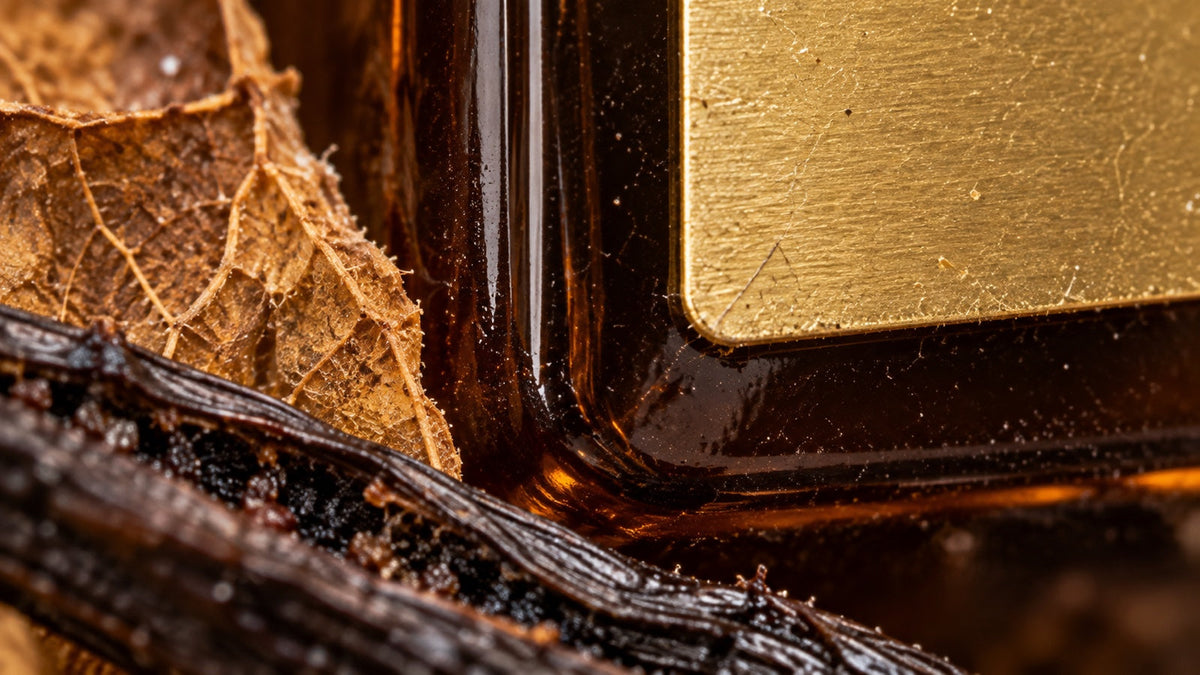 Tom Ford Tobacco Vanille na stolku s tabákovými listy, vanilkou a datlemi