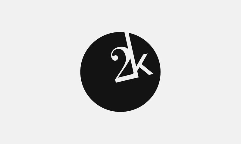 2K – černé logo na světle šedém pozadí
