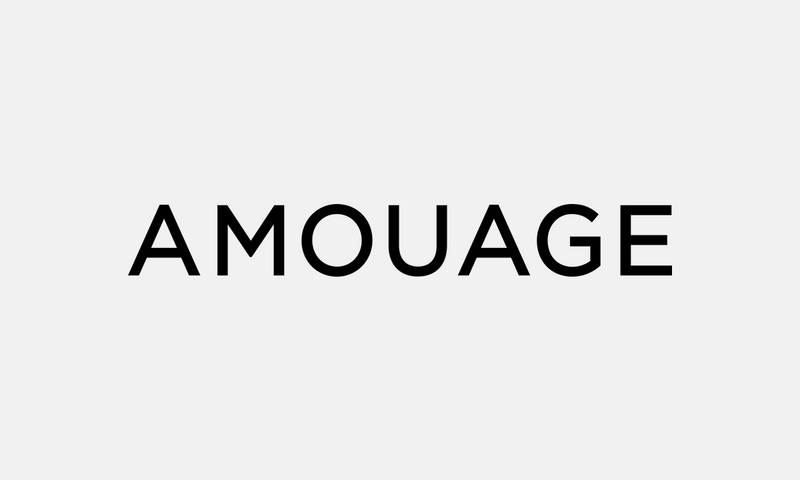 Amouage – černé logo na světle šedém pozadí