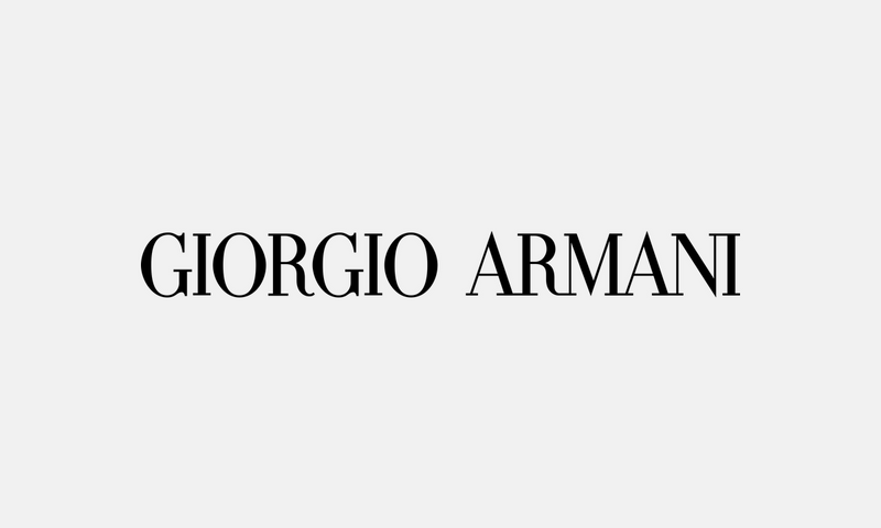 Armani – černé logo na světle šedém pozadí