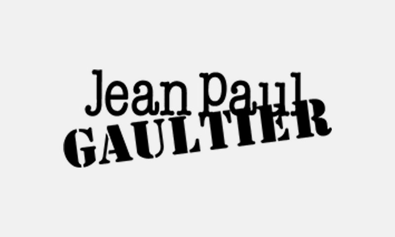 Jean Paul Gaultier – černé logo na světle šedém pozadí