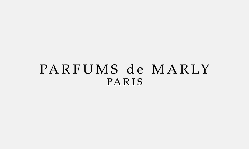 Parfums de Marly – černé logo na světle šedém pozadí