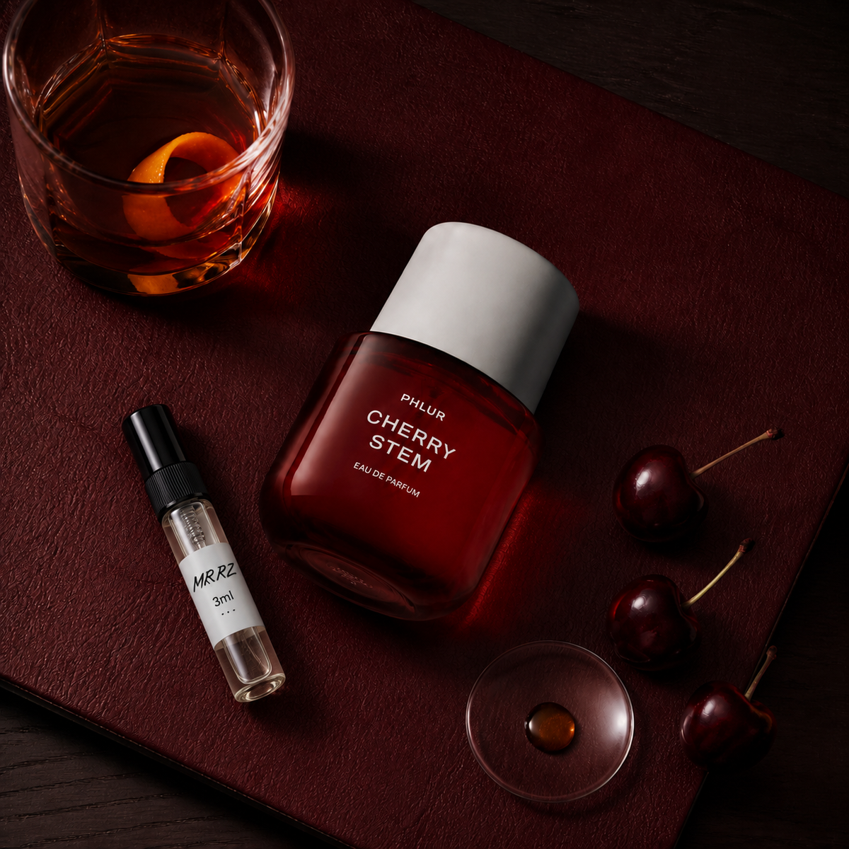 Phlur Cherry Stem – původní prostředí s lahvičkou vzorku MrRizz