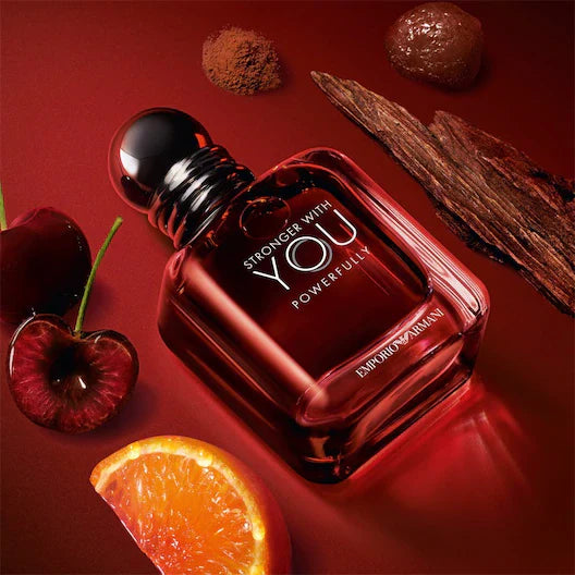 Emporio Armani Stronger With You Powerfully v červeném zátiší s třešněmi, pomerančem a dřevem – MrRizz