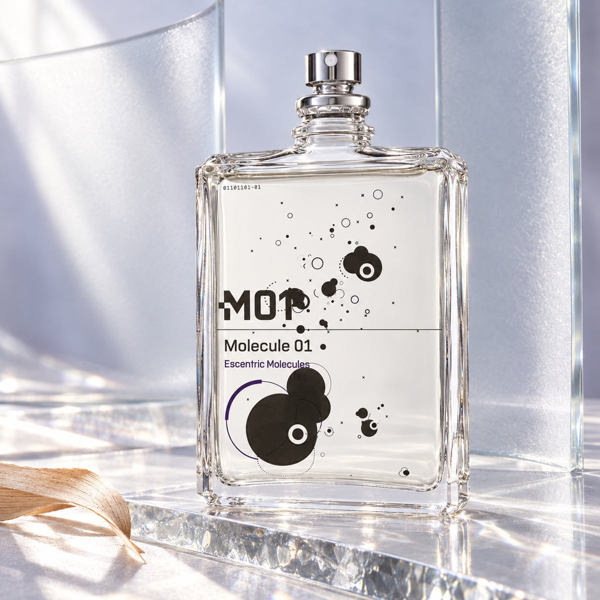 Escentric Molecules Molecule 01 EDT 100 ml ve světlém zátiší s průsvitným sklem – MrRizz