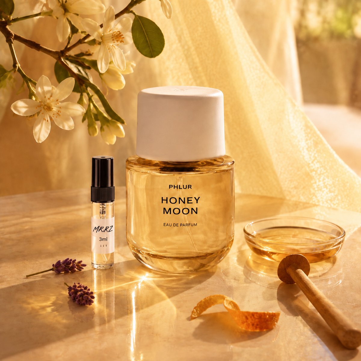 Phlur Honey Moon – původní prostředí s lahvičkou vzorku MrRizz