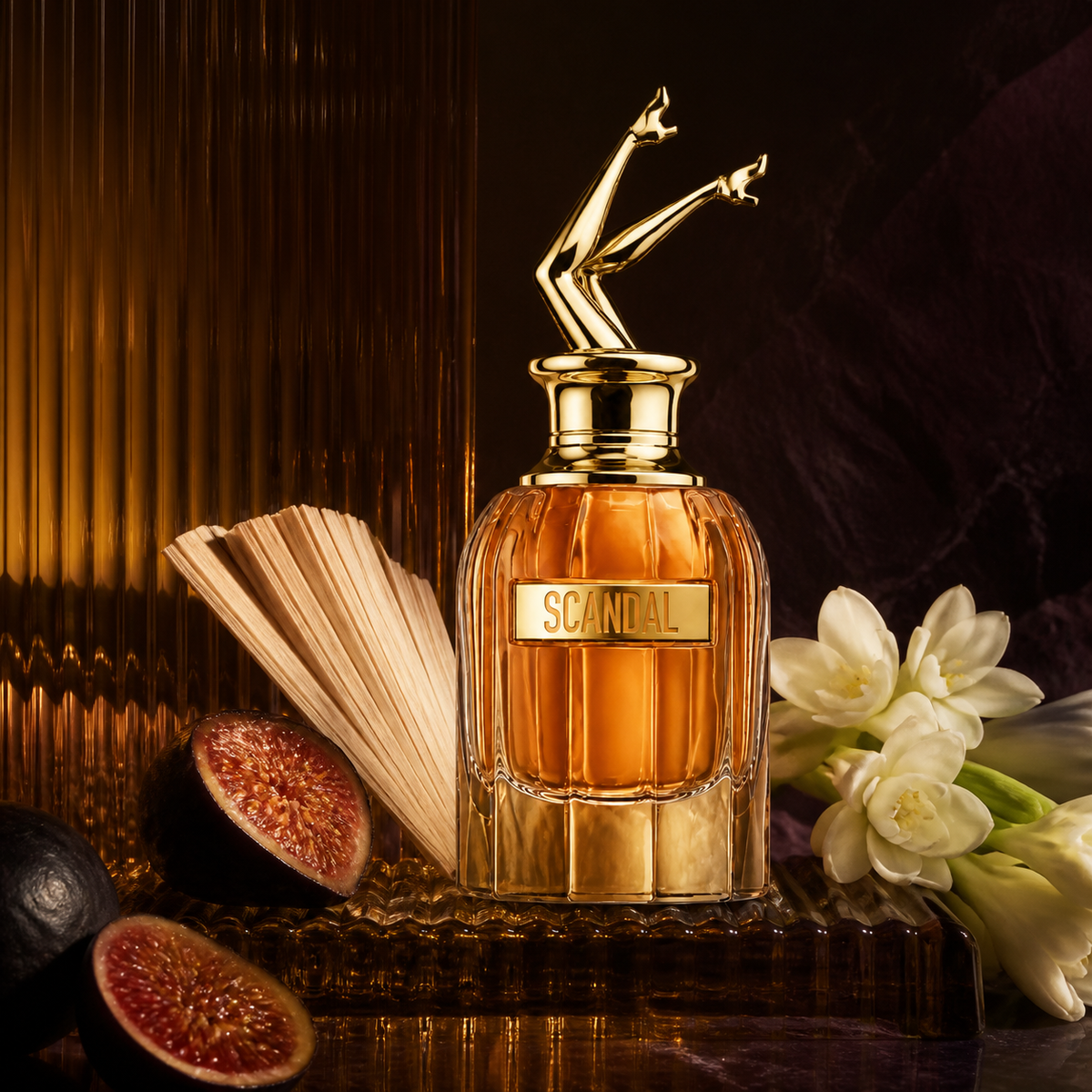 Jean Paul Gaultier Scandal Absolu Pour Femme v jantarovém skleněném zátiší s fíky a bílými květy – MrRizz