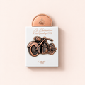 Lattafa Pride La Collection D´Antiquites 1910 EDP 100 ml, flakon na teplém světlém pozadí – MrRizz