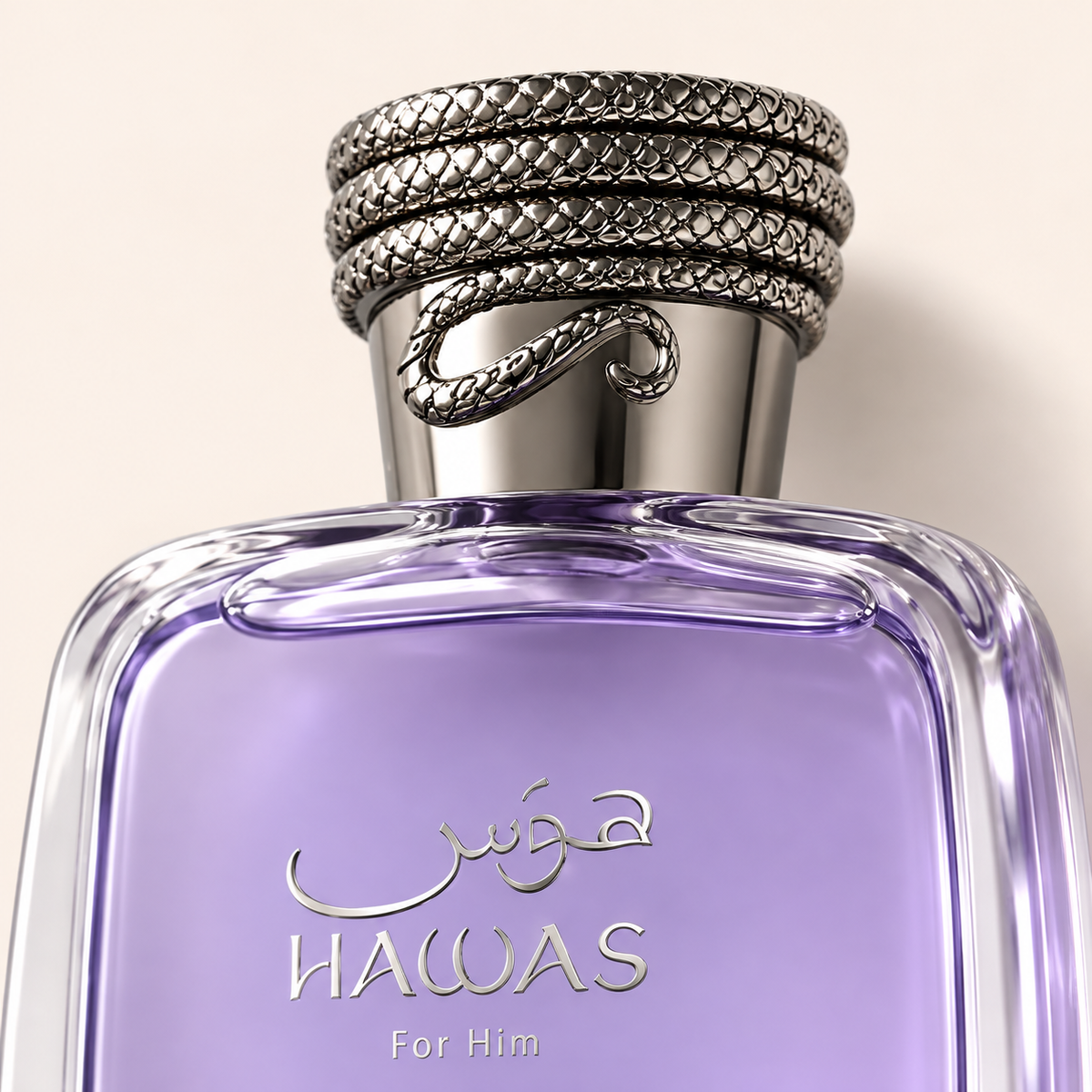 Rasasi Hawas For Him EDP 100 ml – detail flakonu na béžovém pozadí – MrRizz