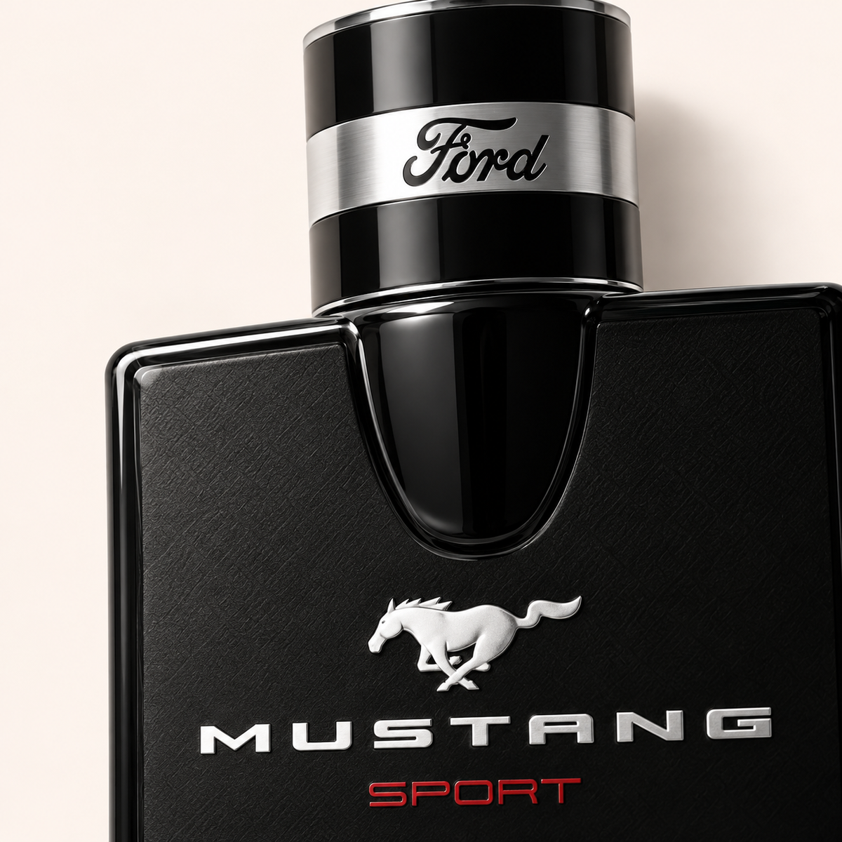 Ford Mustang Sport EDT 100 ml – detail flakonu na béžovém pozadí – MrRizz