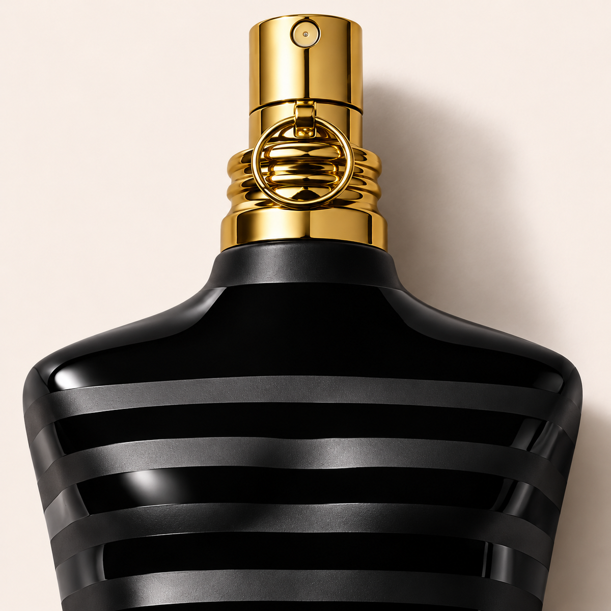 Jean Paul Gaultier Le Male Le Parfum – detail flakonu na béžovém pozadí – MrRizz
