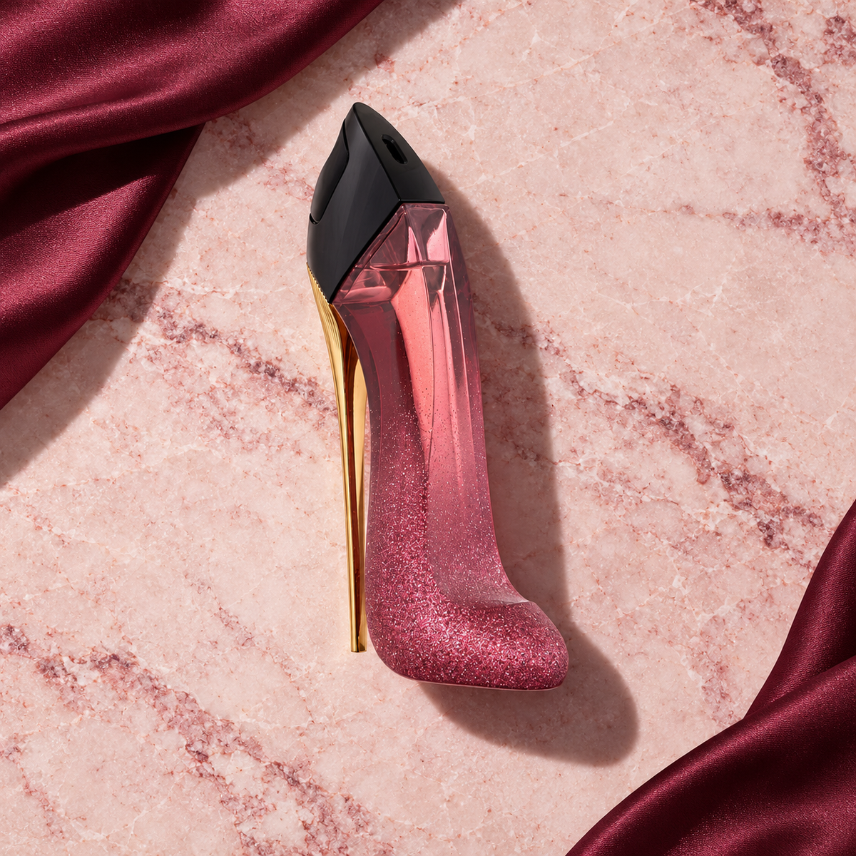 Carolina Herrera Very Good Girl Glam 50 ml – parfém v prostředí, pohled shora s bočním stínem