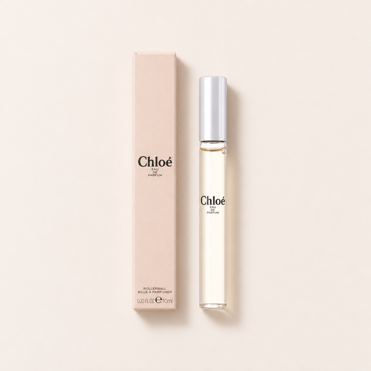 Chloé Signature EDP 10 ml – flakon s originálním obalem na béžovém pozadí, pohled shora