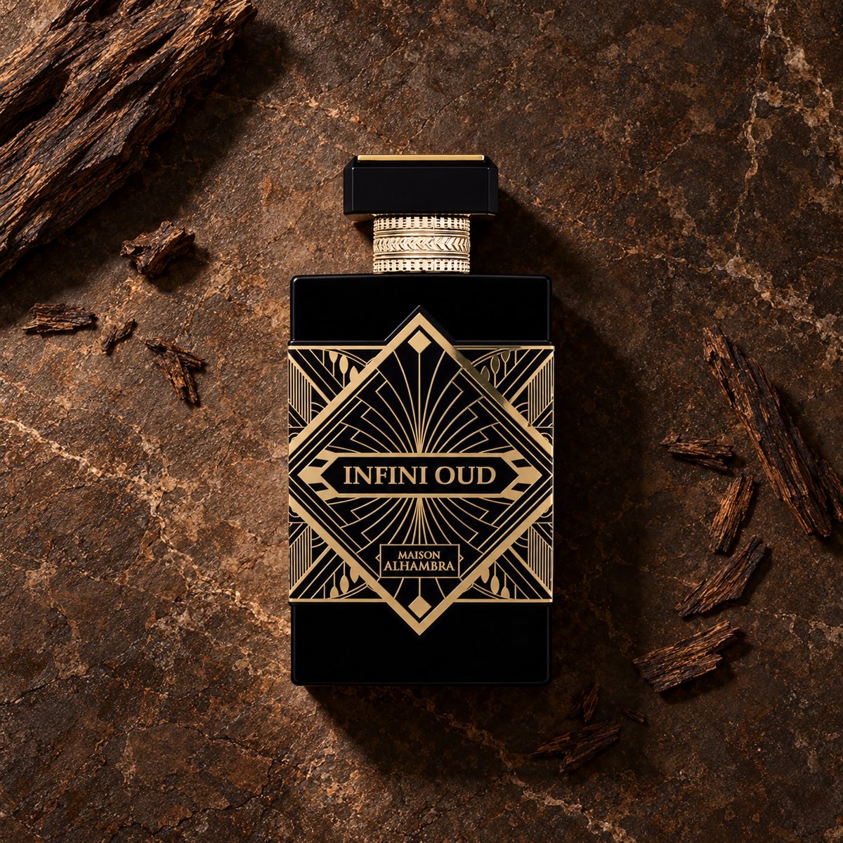 Maison Alhambra Infini Oud 100 ml – parfém v prostředí, pohled shora s bočním stínem