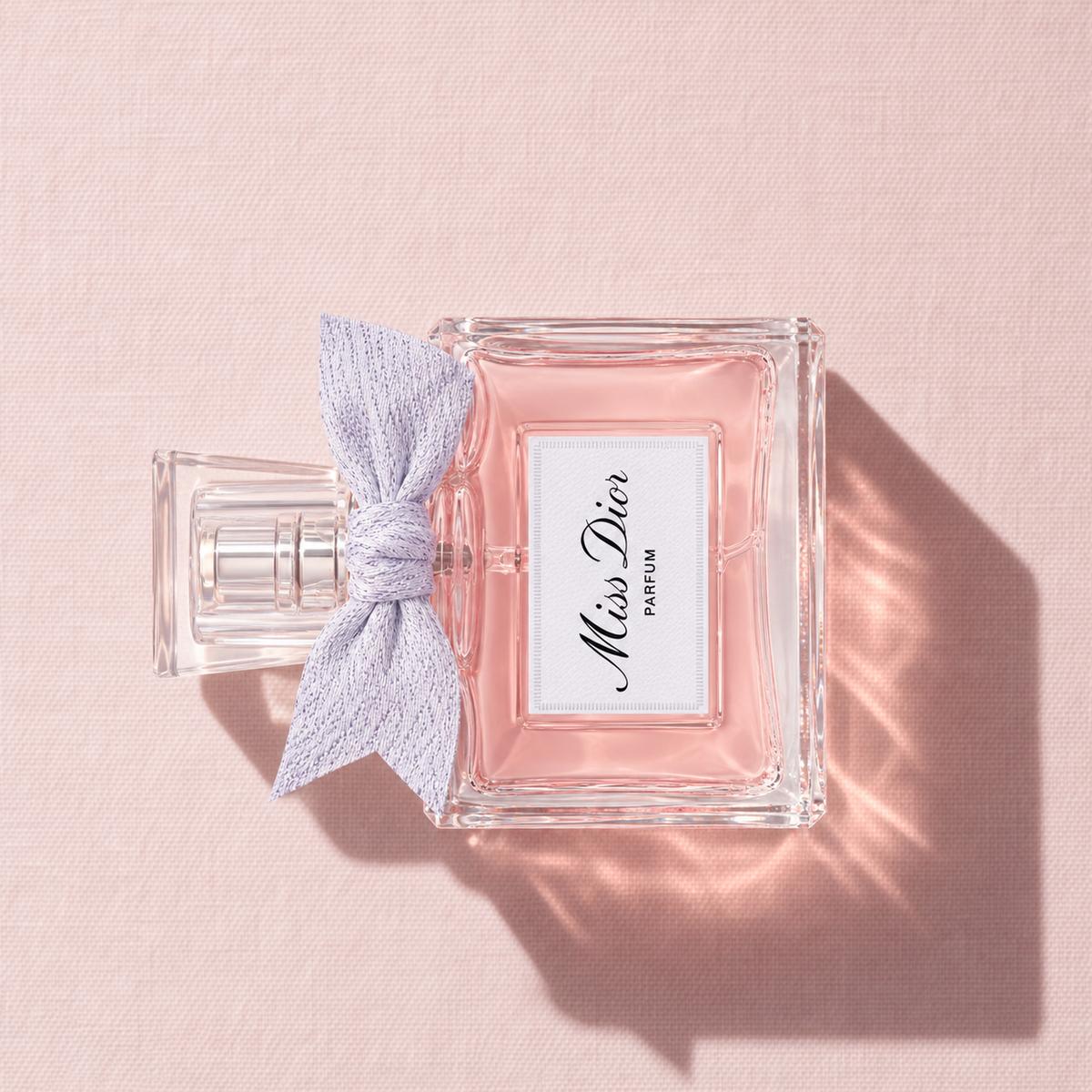 Dior Miss Dior (2024) Parfém 50 ml – parfém v prostředí, pohled shora s bočním stínem