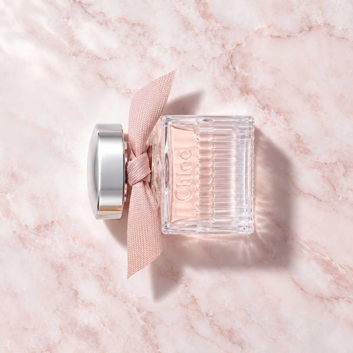 Chloé Chloe L'Eau 30 ml – parfém v prostředí, pohled shora s bočním stínem
