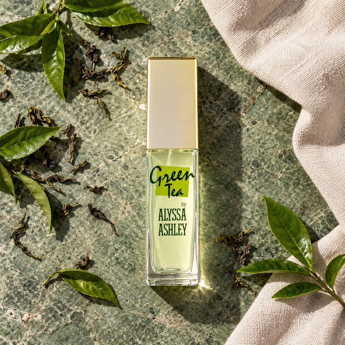 Alyssa Ashley Green Tea 100 ml – parfém v prostředí, pohled shora s bočním stínem