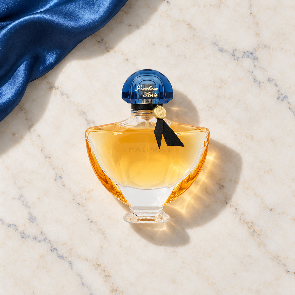 Guerlain Shalimar EDT 50 ml – parfém v prostředí, pohled shora s bočním stínem