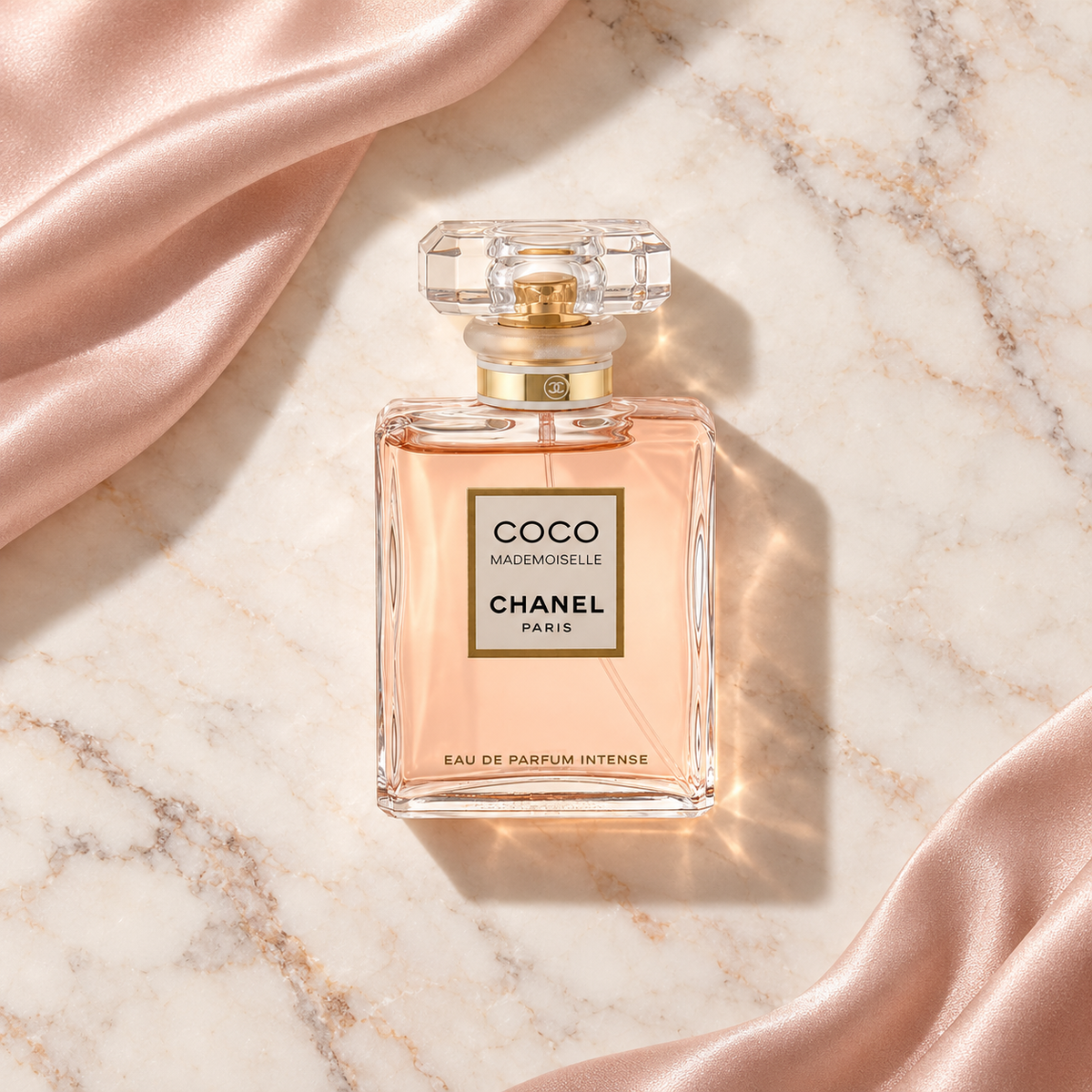 Chanel Coco Mademoiselle Intense EDP 35 ml – parfém v prostředí, pohled shora s bočním stínem