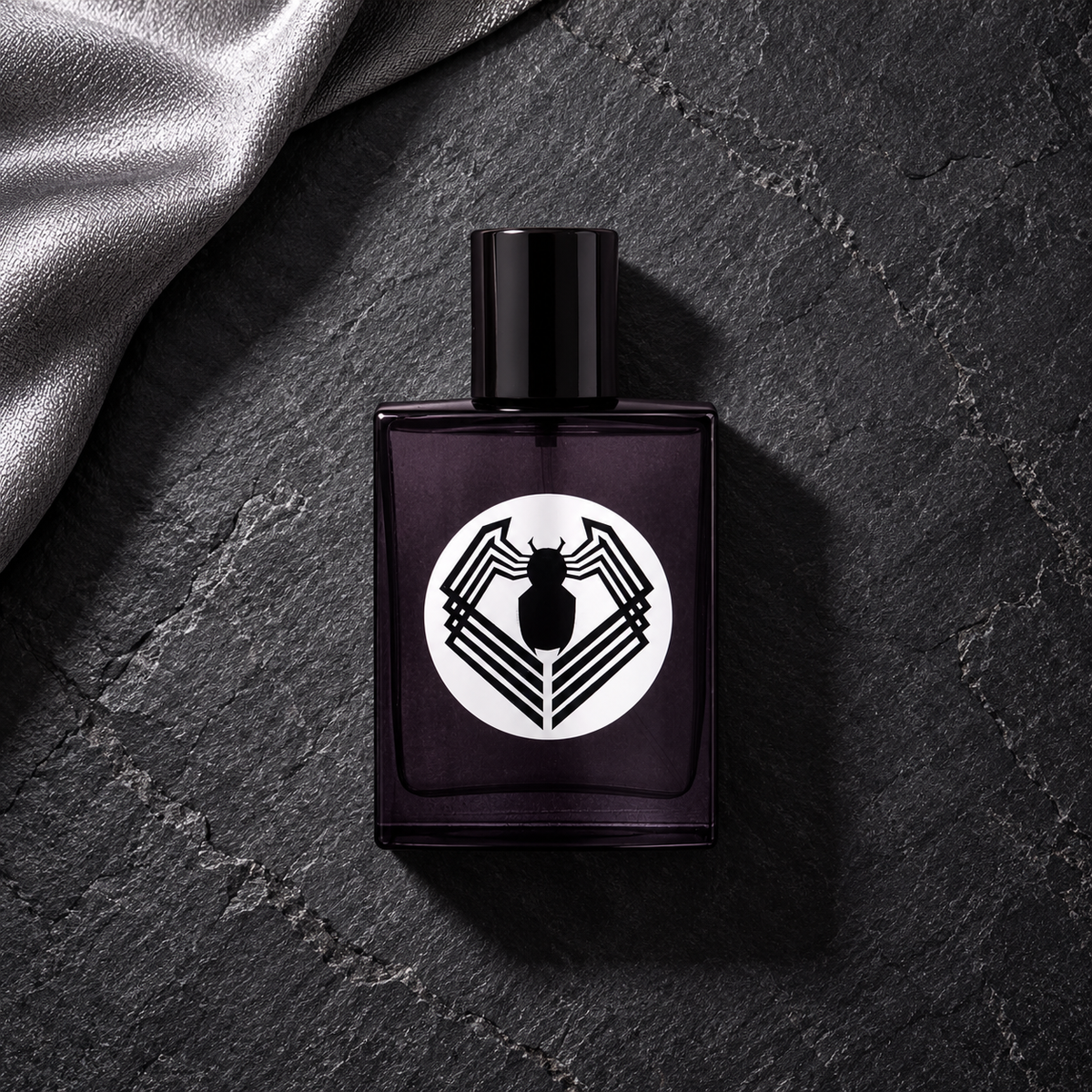Marvel Venom 100 ml – parfém v prostředí, pohled shora s bočním stínem
