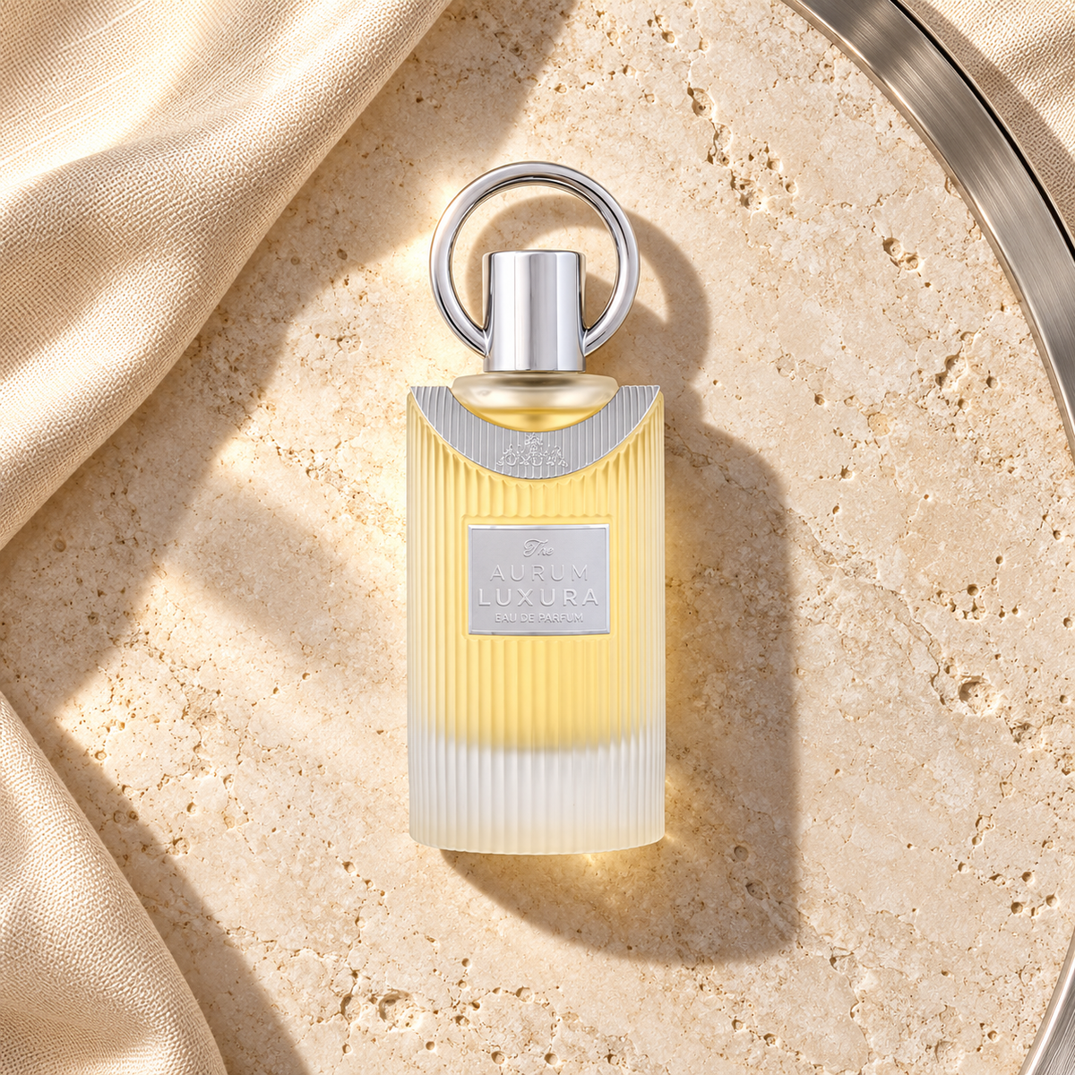 Maison Alhambra The Aurum Luxura EDP 100 ml – parfém v prostředí, pohled shora s bočním stínem