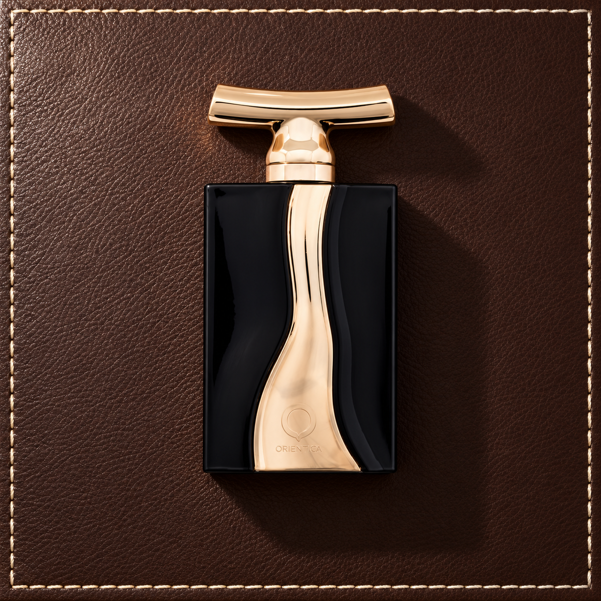 Orientica de Orientica Cuir de Orientica EDP 90 ml – parfém v prostředí, pohled shora s bočním stínem