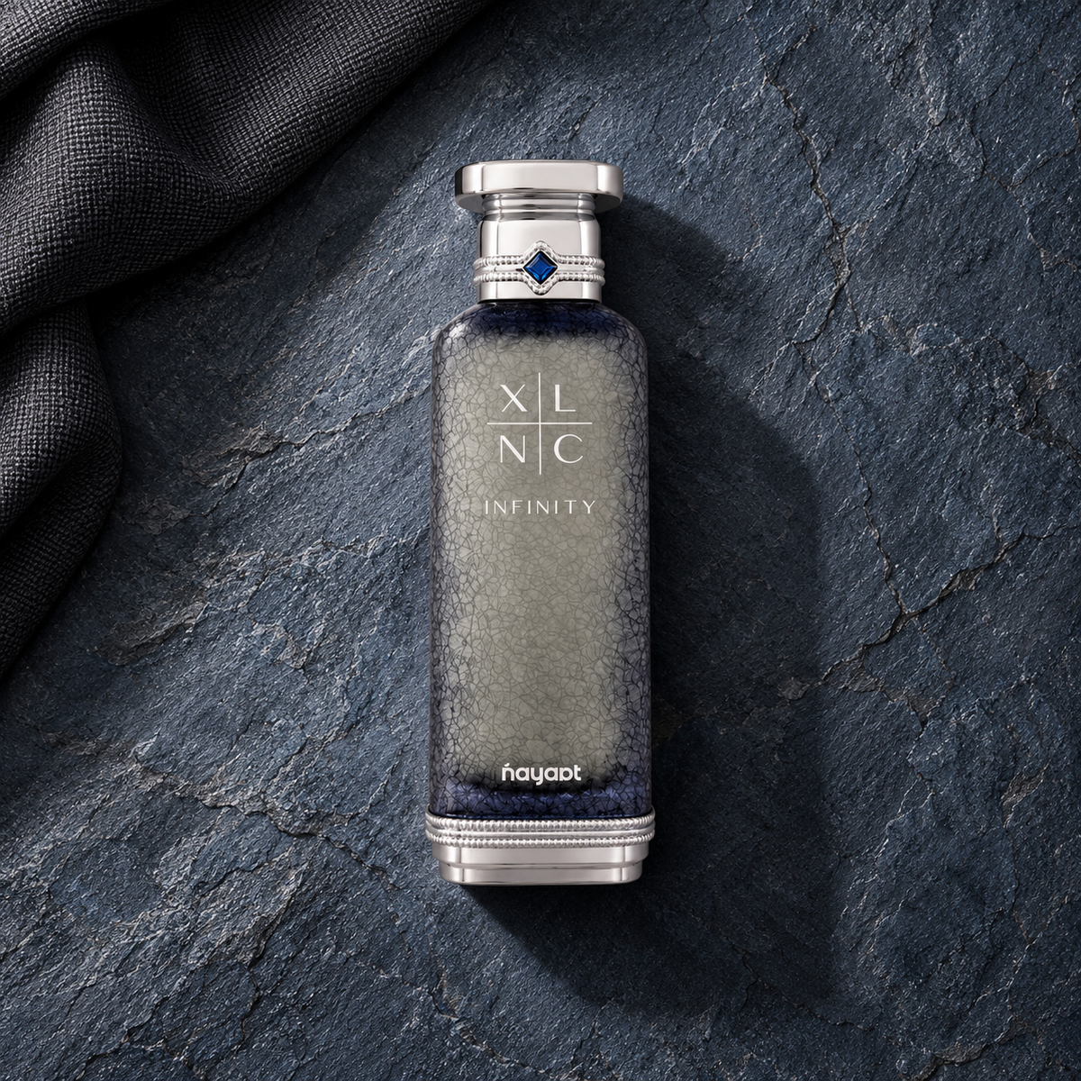 Nayaat XLNC Infinity 200 ml – parfém v prostředí, pohled shora s bočním stínem