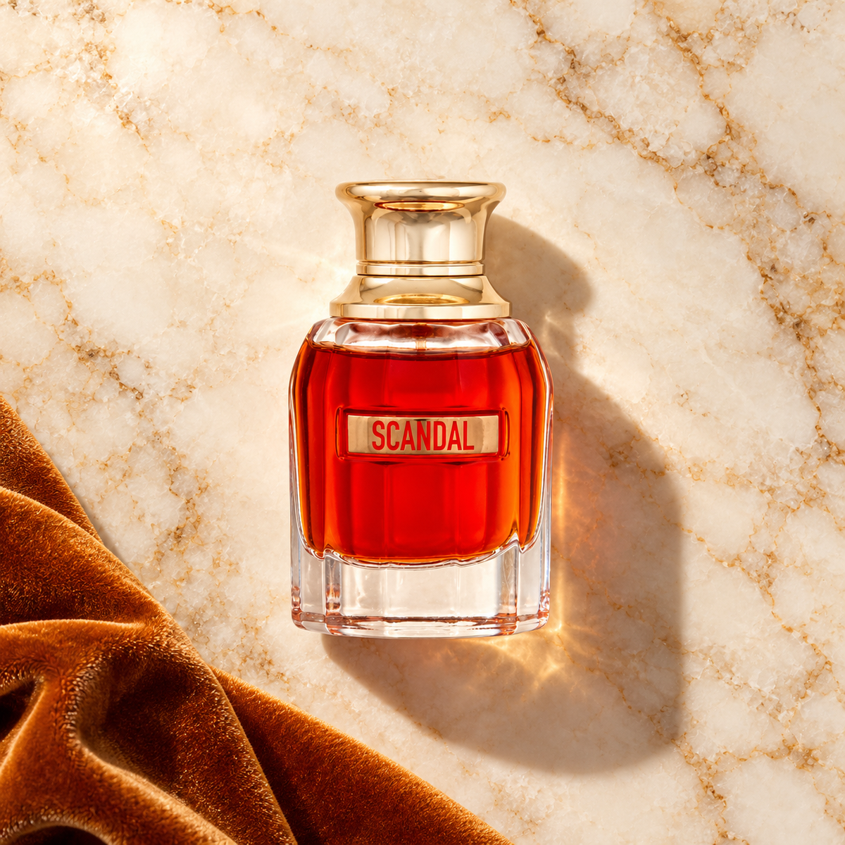 Jean Paul Gaultier Scandal Absolu Parfém 30 ml – parfém v prostředí, pohled shora s bočním stínem