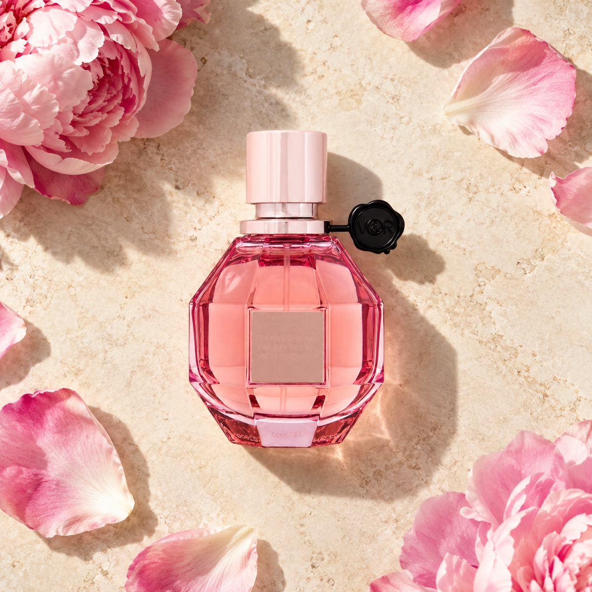 Viktor & Rolf Flowerbomb Pretty Peony EDP 50 ml – parfém v prostředí, pohled shora s bočním stínem