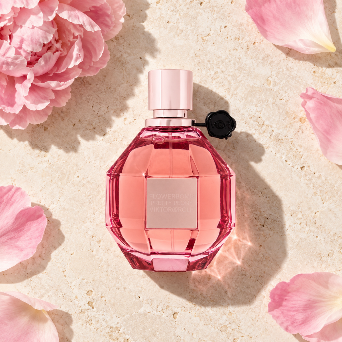 Viktor & Rolf Flowerbomb Pretty Peony EDP 100 ml – parfém v prostředí, pohled shora s bočním stínem