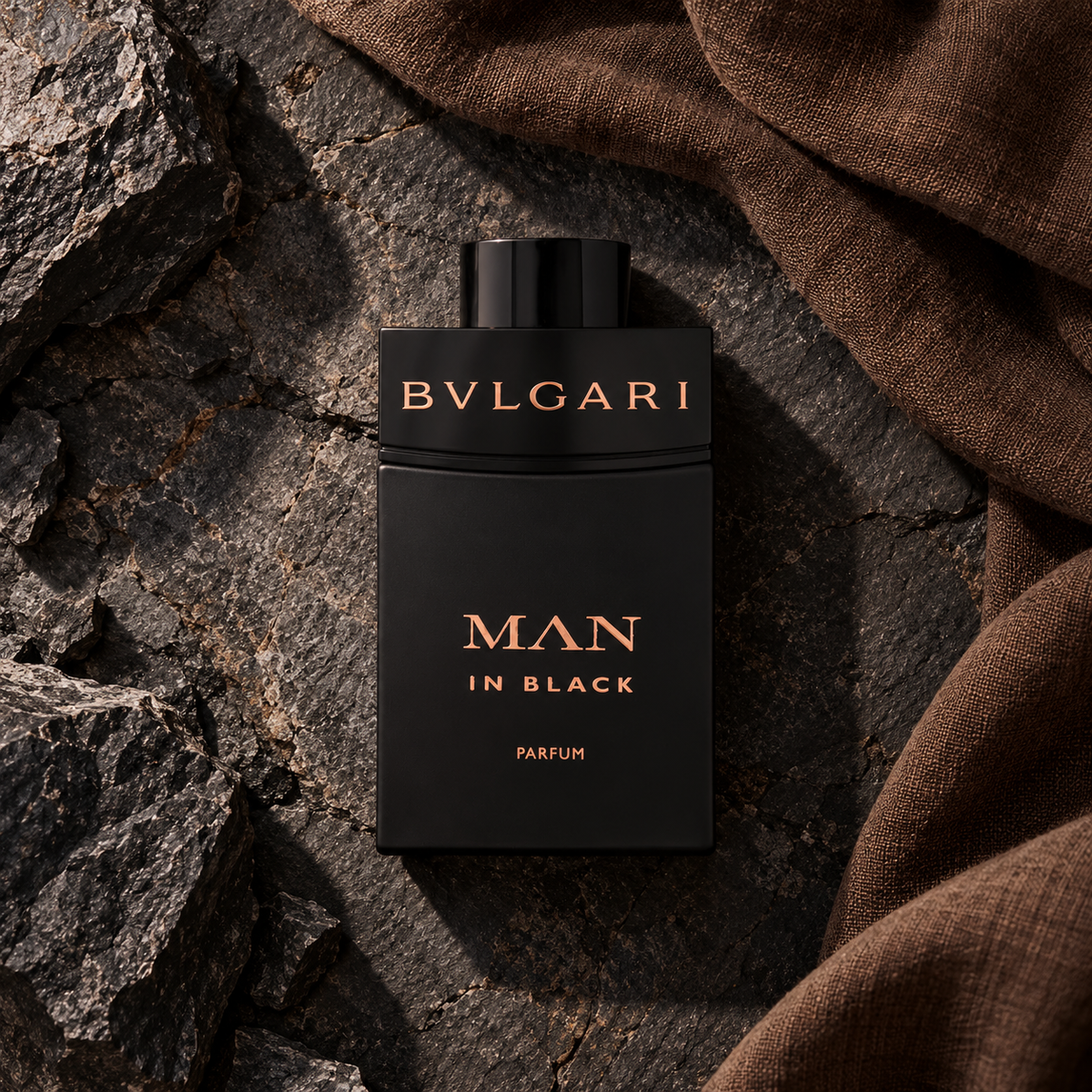 Bvlgari MAN In Black 100 ml – parfém v prostředí, pohled shora s bočním stínem