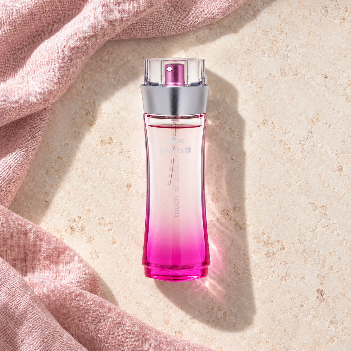 Lacoste Touch Of Pink EDT 50 ml – parfém v prostředí, pohled shora s bočním stínem