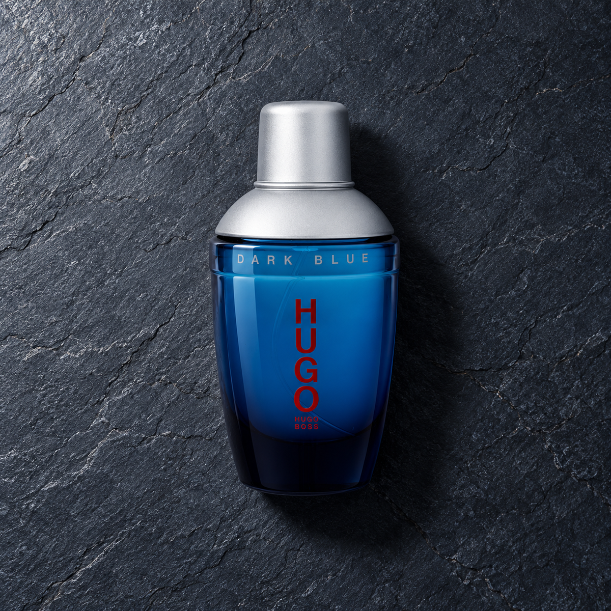 HUGO BOSS Hugo Dark Blue EDT 75 ml – parfém v prostředí, pohled shora s bočním stínem