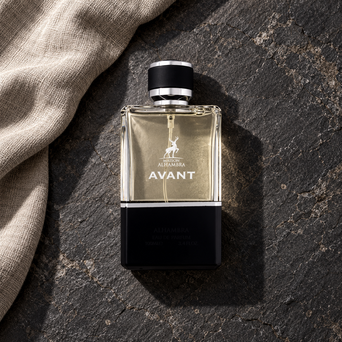 Maison Alhambra Avant EDP 100 ml – parfém v prostředí, pohled shora s bočním stínem