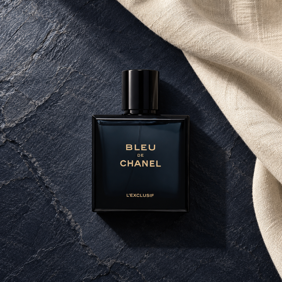 Chanel Bleu de Chanel L'Exclusif 100 ml – parfém v prostředí, pohled shora s bočním stínem