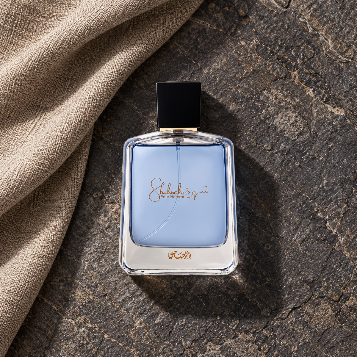 Rasasi Shuhrah Pour Homme 90 ml – parfém v prostředí, pohled shora s bočním stínem