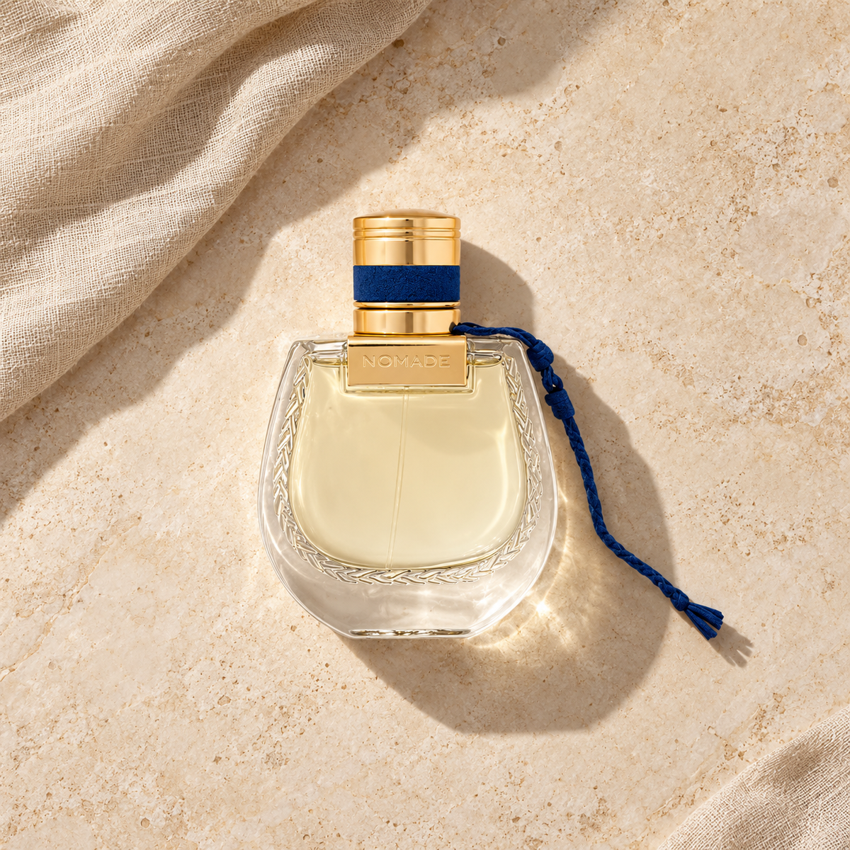 Chloé Nomade Nuit D'Égypte 50 ml – parfém v prostředí, pohled shora s bočním stínem