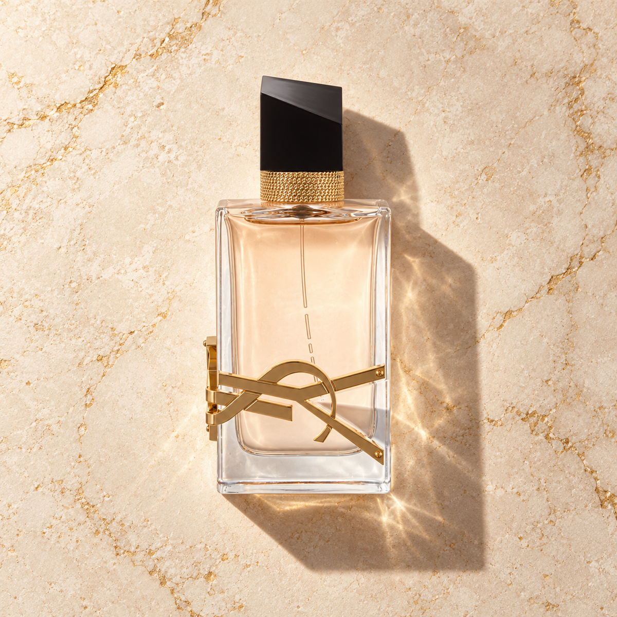 Yves Saint Laurent Libre 50 ml – parfém v prostředí, pohled shora s bočním stínem