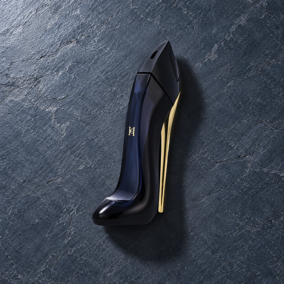 Carolina Herrera Good Girl 80 ml – parfém v prostředí, pohled shora s bočním stínem