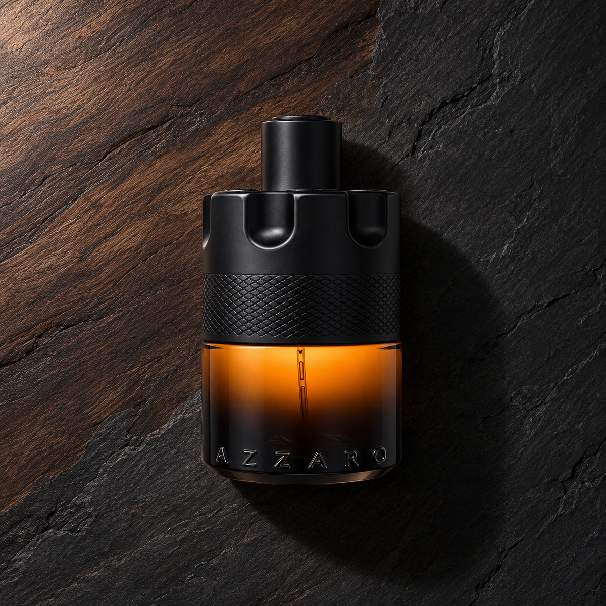 Azzaro The Most Wanted Parfém 100 ml – parfém v prostředí, pohled shora s bočním stínem