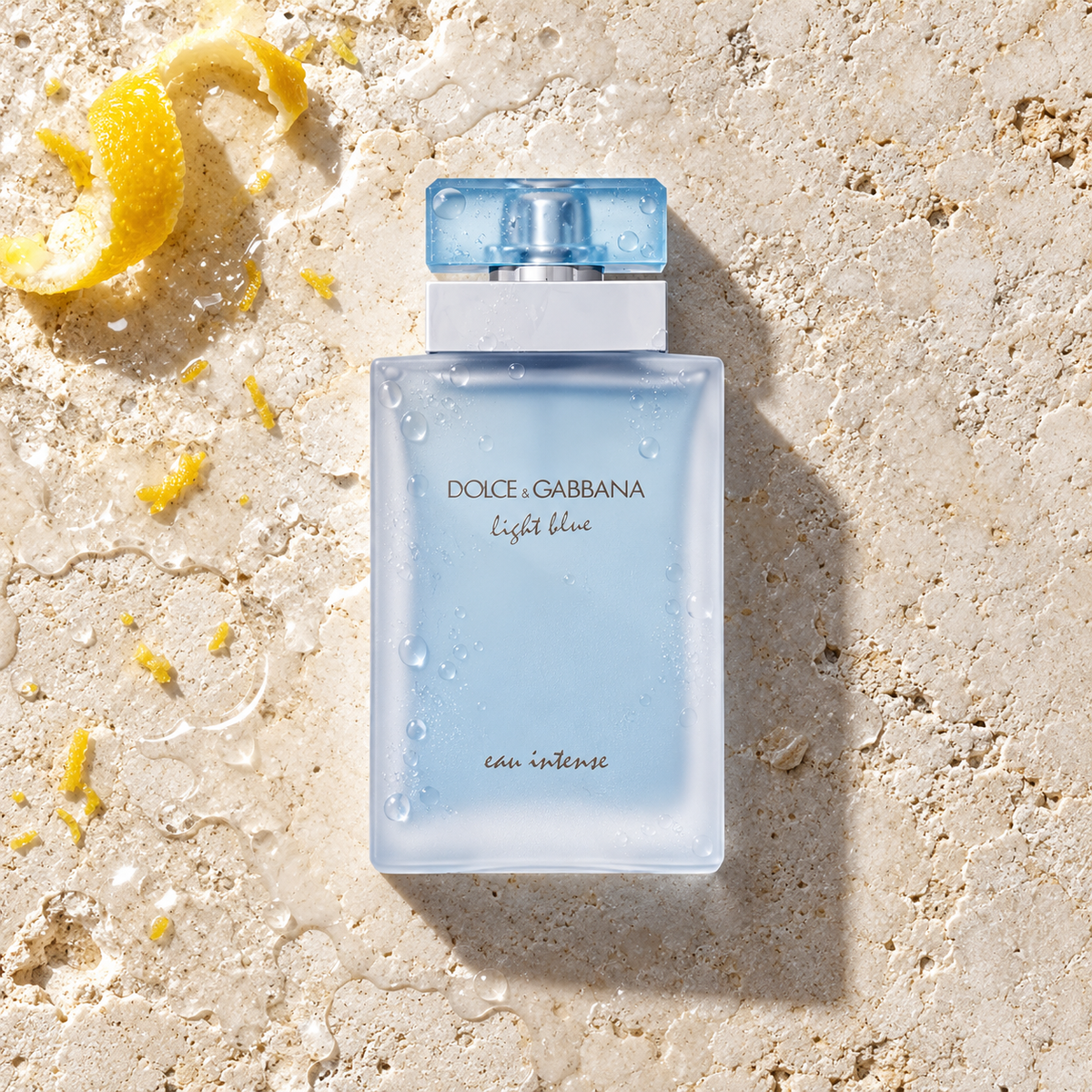 Dolce&Gabbana Light Blue Eau Intense EDP 50 ml – parfém v prostředí, pohled shora s bočním stínem