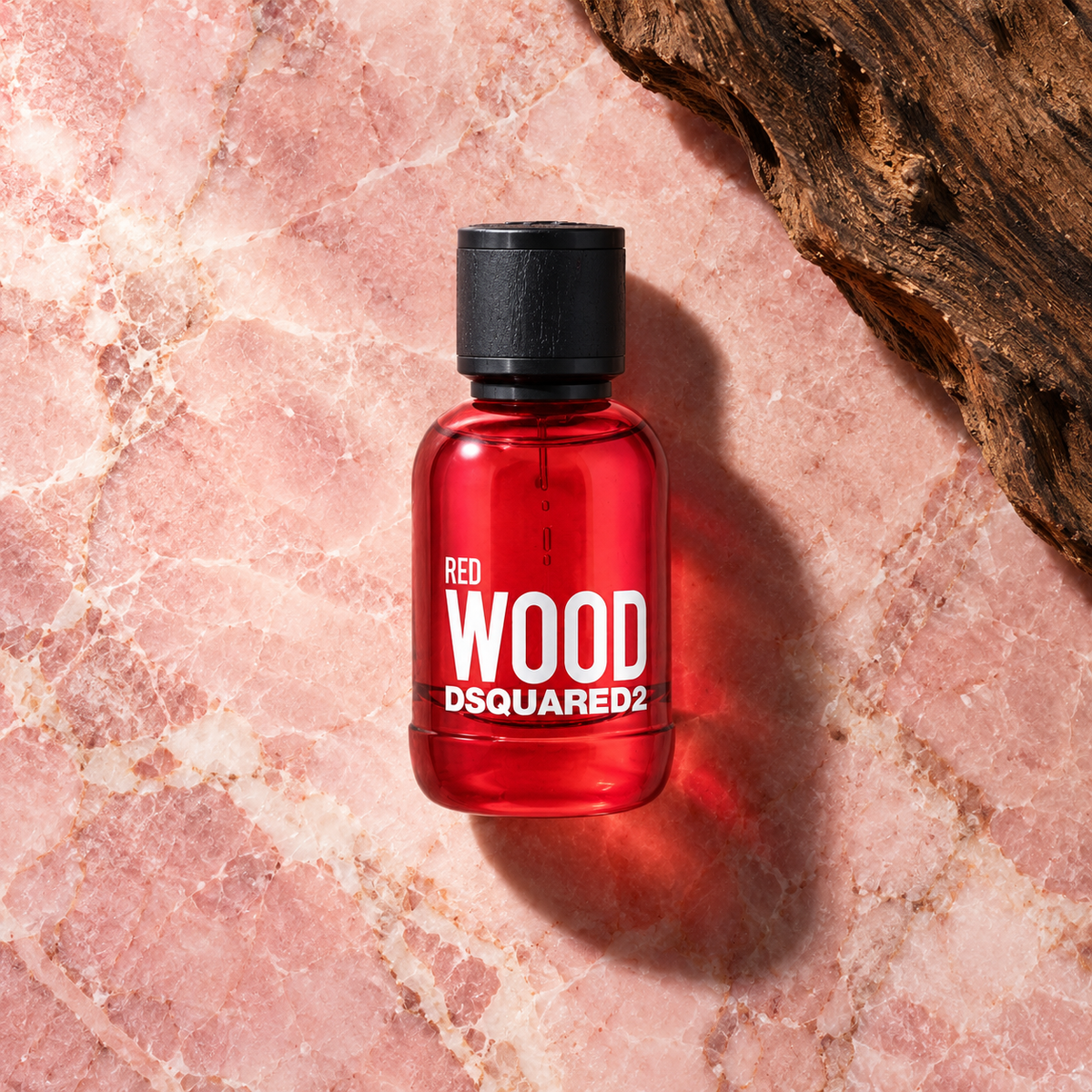 Dsquared2 Red Wood EDT 50 ml – parfém v prostředí, pohled shora s bočním stínem