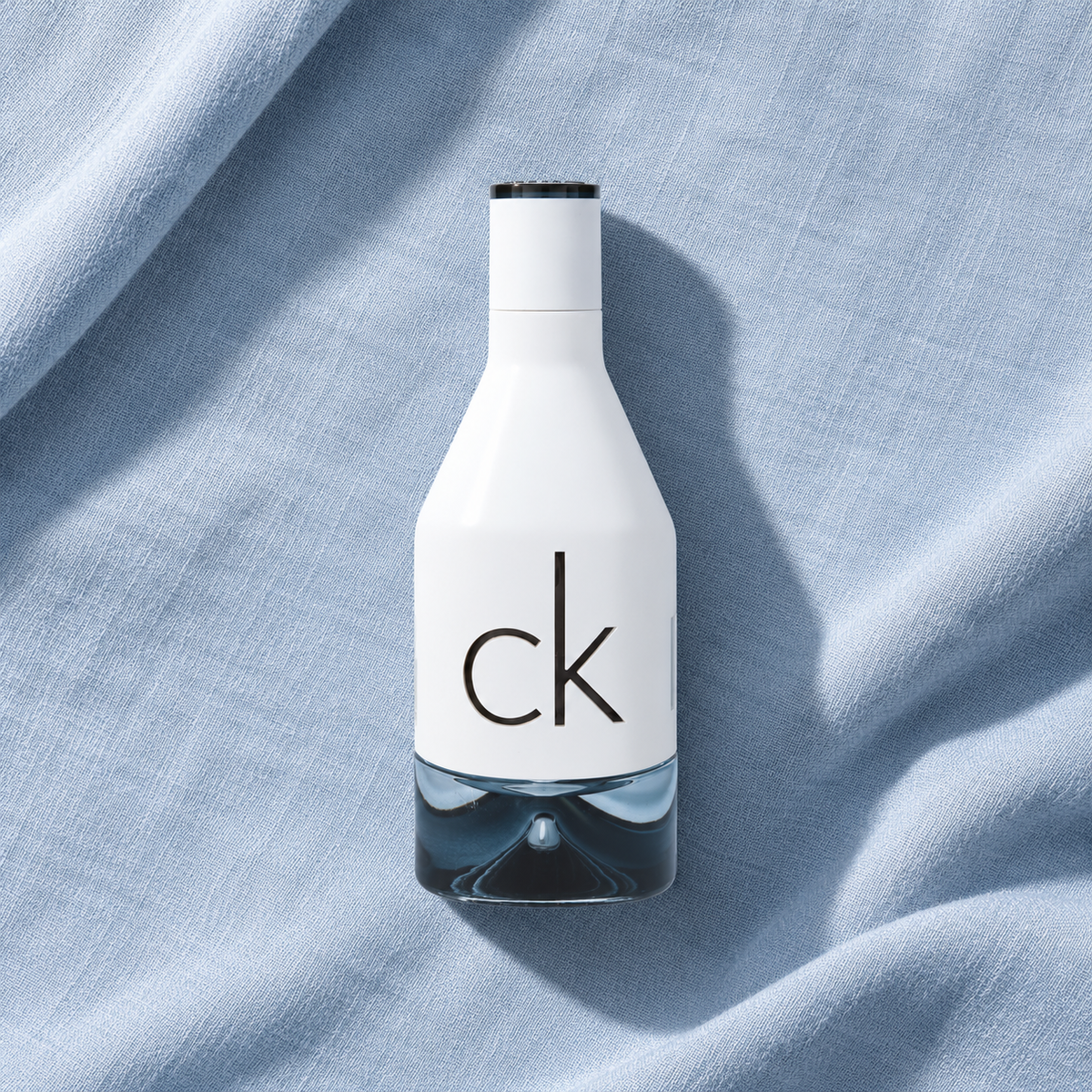 Calvin Klein CK IN2U Him EDT 50 ml – parfém v prostředí, pohled shora s bočním stínem