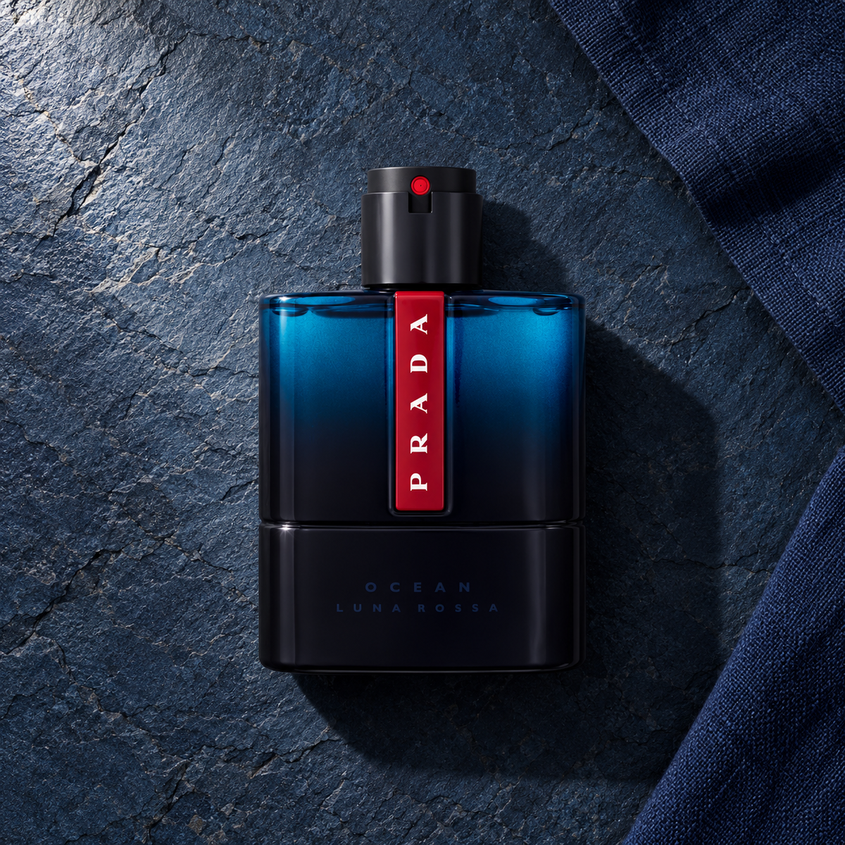 Prada Luna Rossa Ocean EDT 100 ml – parfém v prostředí, pohled shora s bočním stínem