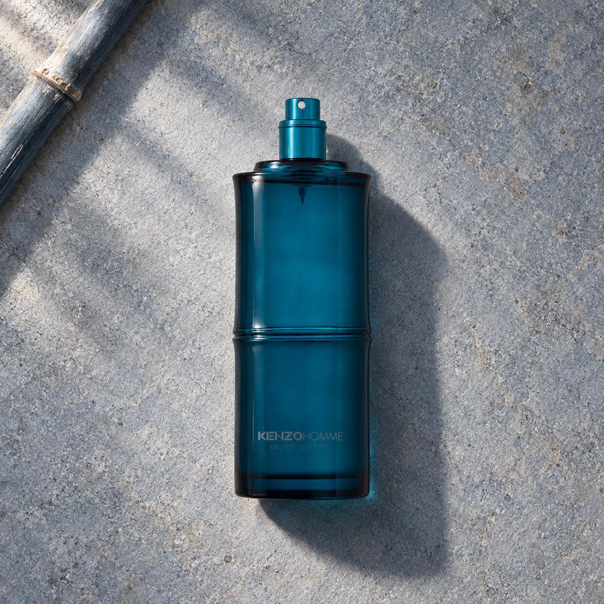 KENZO Homme 110 ml – parfém v prostředí, pohled shora s bočním stínem