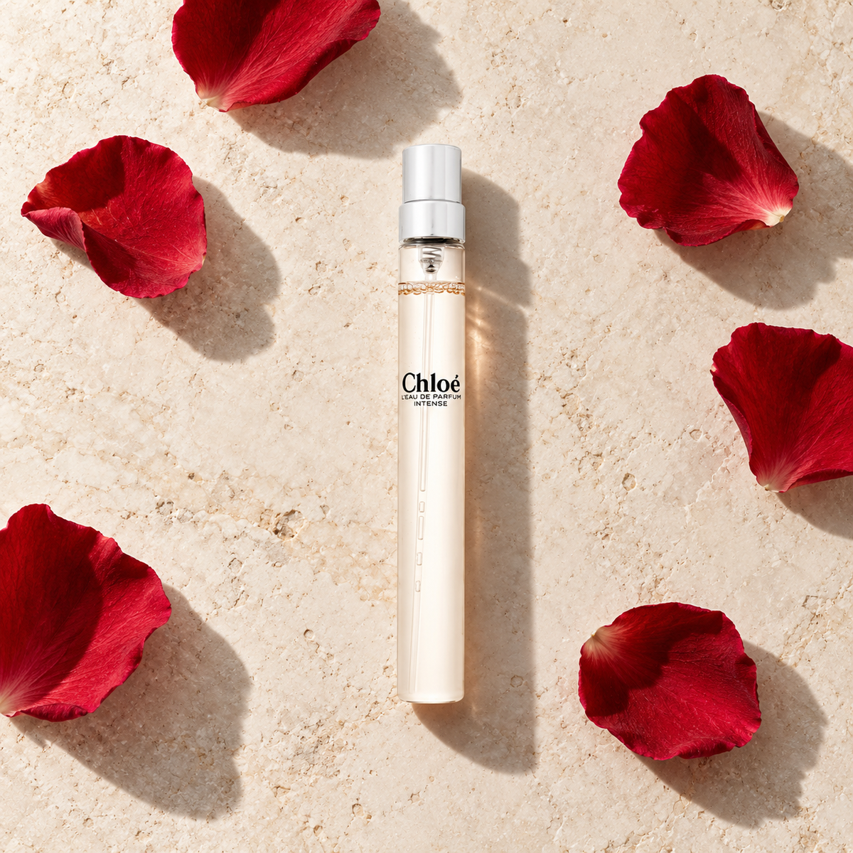 Chloé L’Eau de Parfum Intense EDP 10 ml – parfém v prostředí, pohled shora s bočním stínem