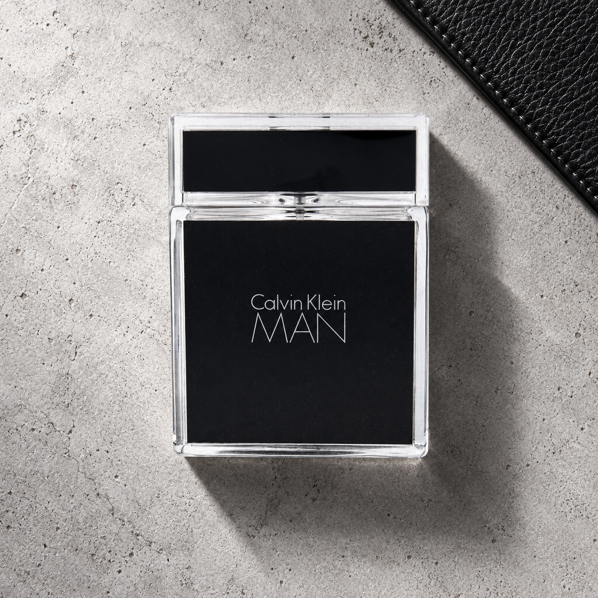 Calvin Klein Man EDT 50 ml – parfém v prostředí, pohled shora s bočním stínem