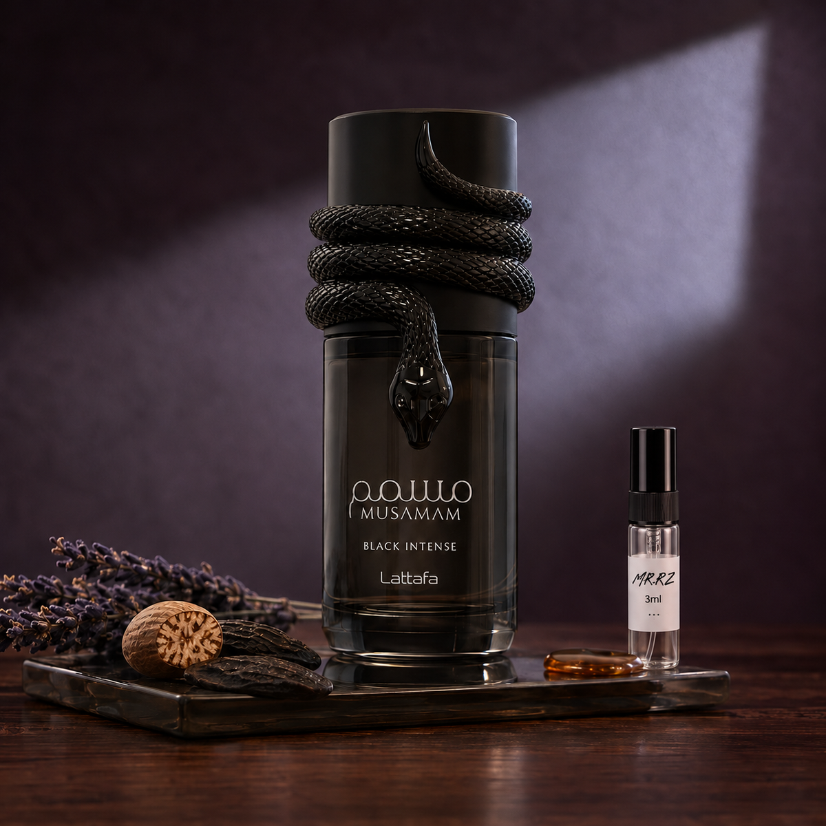 Lattafa Musamam Black Intense – původní prostředí s lahvičkou vzorku MrRizz