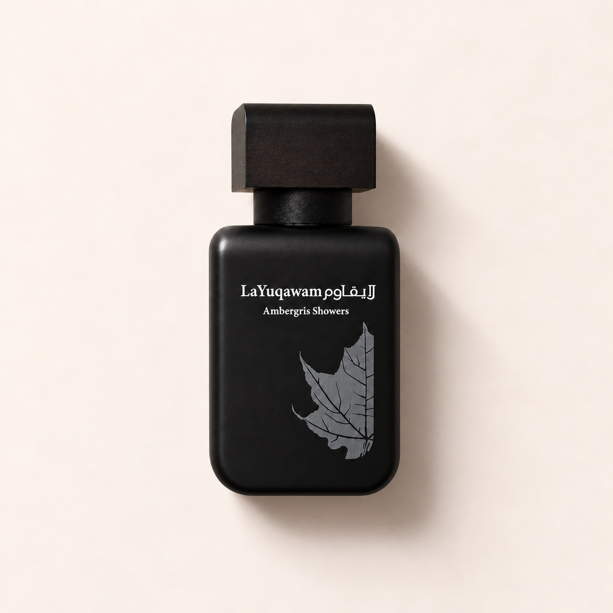Flakon parfémované vody Rasasi La Yuqawam Ambergris Showers 75 ml na světlém pozadí – MrRizz