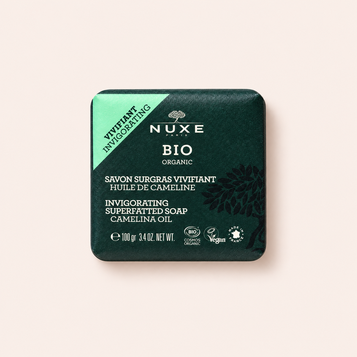 Mýdlo NUXE Bio Organic Invigorating Superfatted Soap v zeleném obalu na béžovém pozadí – MrRizz